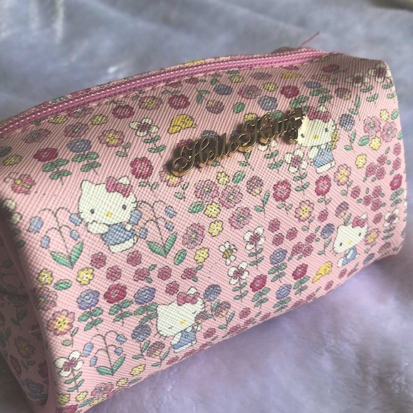 OFFICIAL LICENSED HELLO KITTY MAKEUP BAG💗 - Picture 3 of 4